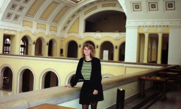 VISSZAPILLANTÓ Kirsten pezsgői Szalai Kirsten a KLTE főépületében az 1990-91-es tanévben Perjéssy-Horváth Barnabásnak nemrégiben egy dokumentumregénye jelent meg Határsáv címmel, melyben egykori