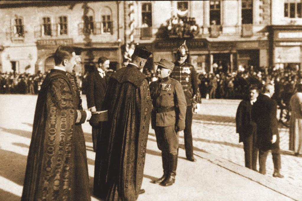 Városi és egyetemi előkelőségek jelenlétében, egész napos látogatása során az uralkodó és felesége avatta fel a Debreceni Magyar Királyi Tudományegyetemet 1918.