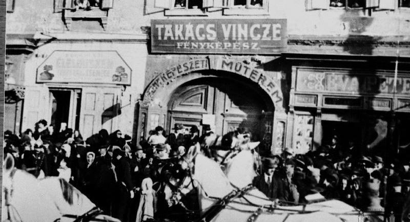Október 23-án már a kora reggeli órákban hatalmas tömeg gyűlt össze az állomás környékén. Az udvari vonat 10 órakor érkezett.