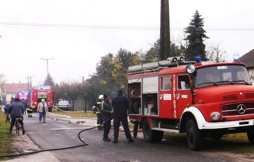- 373 - Három gázpalackot mentettek ki a tűzből 2014. december 3-án 9 óra tájban tűzeset történt a Kossuth utcában, a tüzifa tárolására szolgáló melléképület kapott lángra.