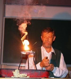 Programajánlatok április 24. 16:00 ELTE Kémiai Intézet 065-ös terem Észbontogató (www.chem.elte.hu/pr) Róka András: Konyhakémia május 8. 16:00 ELTE Kémiai Intézet 065-ös terem Észontó (www.chem.elte.hu/pr) Róka András: Önrendeződő szerkezetek május 15.