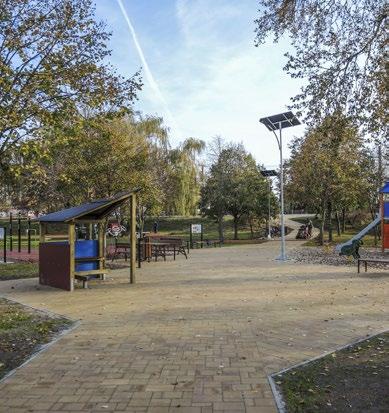 Pavol Száraz, bývalý predseda komisie výstavby, životného prostredia a cestovného ruchu Obnovený park v meste Jánossomorja A felújított park Jánossomorján Száraz Pál, az építésügyi, környezetvédelmi