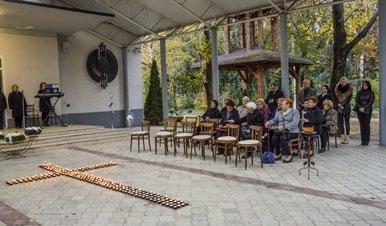 Zaspomínať na blízkych zosnulých a vyjadriť im tak svoju úctu prišli na miestny cintorín spolu s predstaviteľmi obce, rímskokatolíckej cirkvi aj občania obce v hojnom počte.
