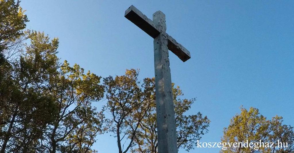 mivel behajtási tilalom van a további szakaszokon, illetve sorompó is zárja az utat. Tegyük le az autót, és induljunk tovább gyalogosan az aszfaltozott úton. Ezen az úton maradva kb.