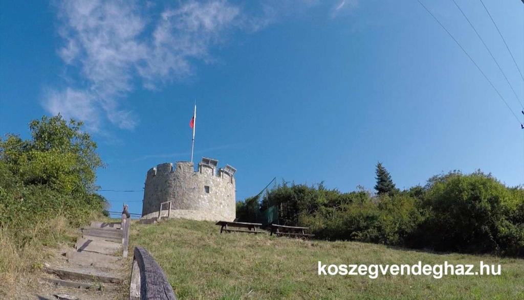 A Panoráma Pihenőháztól lefele, a város felé kell elindulnunk,ha a kilátóhoz készülünk. Egyirányú út visz vissza a városba.