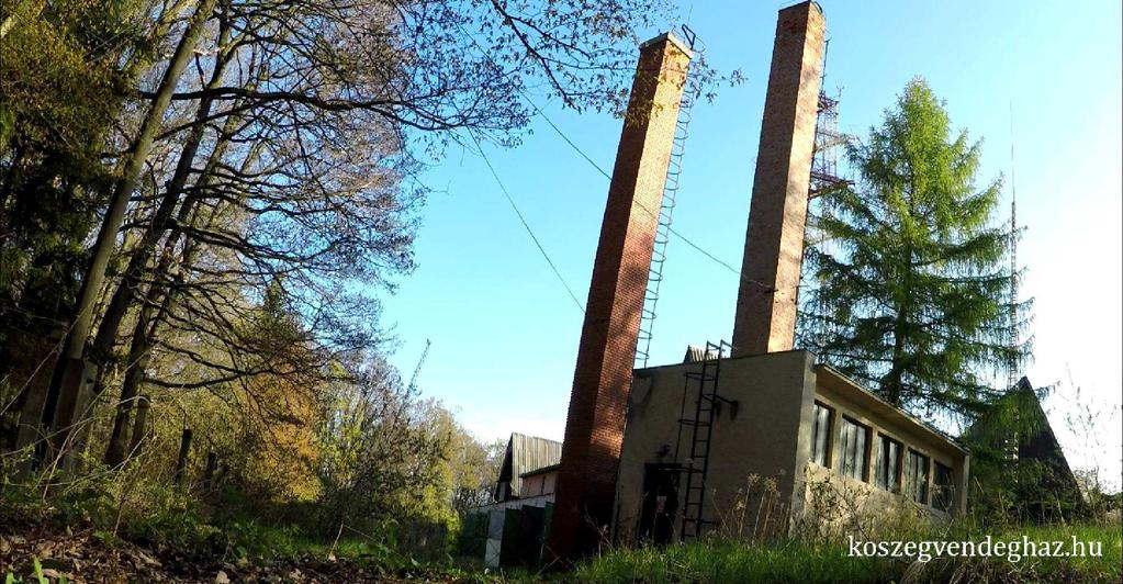A Panoráma Pihenőháztól felfele kell elindulnunk, ha a laktanyához készülünk. Lesz egy balra út (Tölgyes út), nem ide megyünk, menjünk tovább.