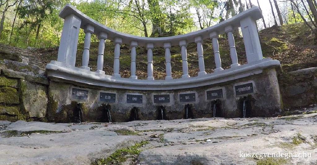 A Panoráma Pihenőháztól felfele kell elindulnunk, ha a Hétforráshoz készülünk. Mehetsz egy darabig autóval is, de gyalogosan is megtehető az út.