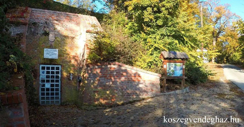 A Panoráma Pihenőháztól lefele, a város felé kell elindulnunk,ha az emlékhelyhez készülünk. Egyirányú út visz vissza a városba.