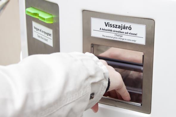 A gép által kiadott sorszámozott fizetési igazolás elegendő a befizetés igazolására.