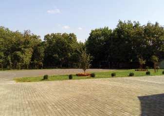 KÖZTEREK, KÖZPARKOK, KÖZKERTEK A település azon találkozási