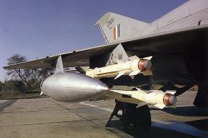 3. ábra A P 62 IIM indítóberendezés a belső szárnyalatti tartóra függesztve egy indiai MiG 21BISz-en [8] 2012 ÁPRILIS A 2011-2012-es tanévben negyedik évfolyamos repülőfedélzeti fegyvertechnikai