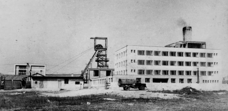 tését. 1951-52-ben elkészült az I. akna munkásszállója, a 140-es Jókai szálló, majd 1954-ben a II-es akna munkásszállója, a 141-es Móricz Zsigmond szálló, melyekben 100-100 fő nyert elhelyezést.