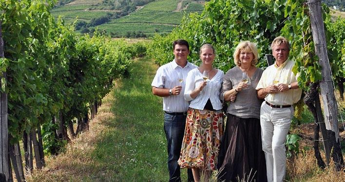 Célunk a kezdetektől az volt, hogy a birtokhoz tartozó történelmi dűlőkből származó szőlőből modern szemlélettel és eszközökkel Tokaj-Hegyalja rangjához méltó, nagy borokat alkossunk.