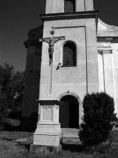 112 Gecse annabella 1.1.5. Templom előtti kereszt (a térképen az 5. számú) betonalapon álló öntöttvas kereszt a templomdombon, a templom bejáratának háttal, a falura néző helyzetben.