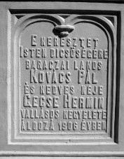 Feliratából kiderül, hogy 1906-ban állíttatták. méretei: betonalapja 100 cm széles és 30 cm magas; talapzata 158 cm magas és 100 cm széles; a kereszt 300 cm magas, rövid szára 100 cm széles.
