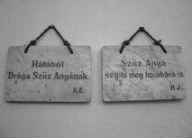 Szent tárgyak rendszere profán tükörben 121 a Fájdalmas mária-szobornál 2.1.2.3. Hálából Szent antalnak. egyik sarkában: 1962, másik sarkában cs. j.