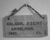 122 Gecse annabella 2.2. Időszakosan használt tárgyak, építmények 2.2.1. Szent Sír a mária-oltár alatt