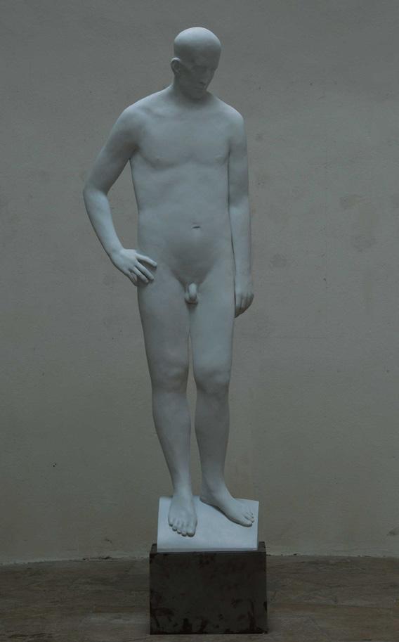 SZOBRÁSZMŰVÉSZ SZAK Paráda Zoltán KÉP-MÁS szobor / polymer gipsz 200 x 67 x 9 cm A szobor teljesen mezítelen, nincs elfedve semmilyen ruhaneművel, mely esetleg más jelentés tartalmat akarna adni a
