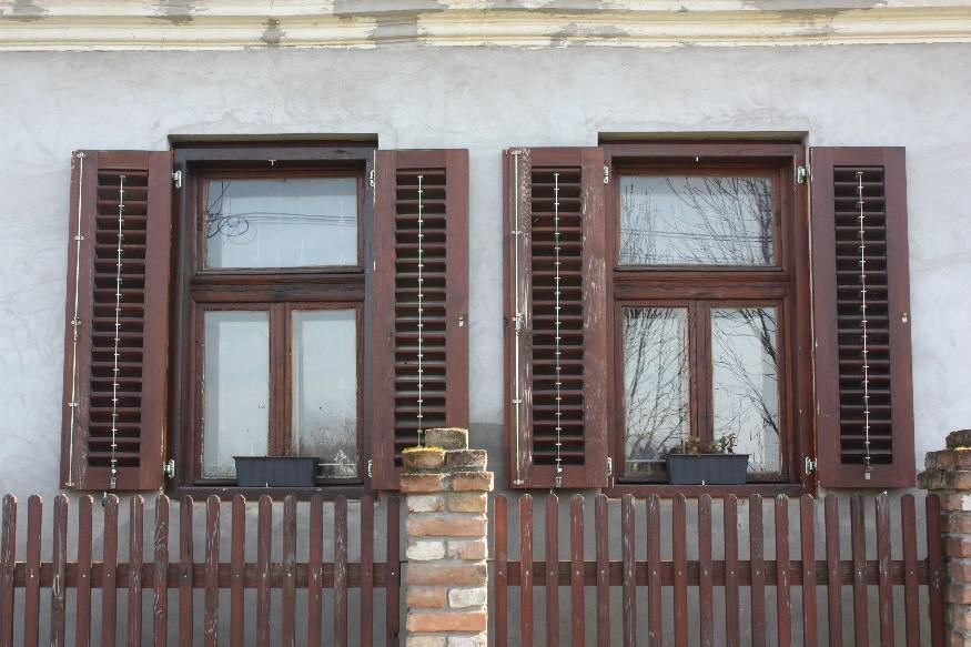 Fa ajtók az ablakokkal azonos színben