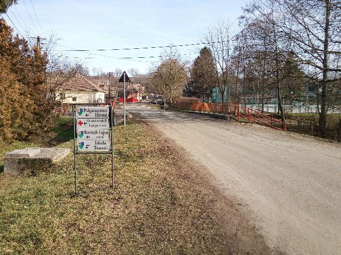 merőleges épületek határolják.