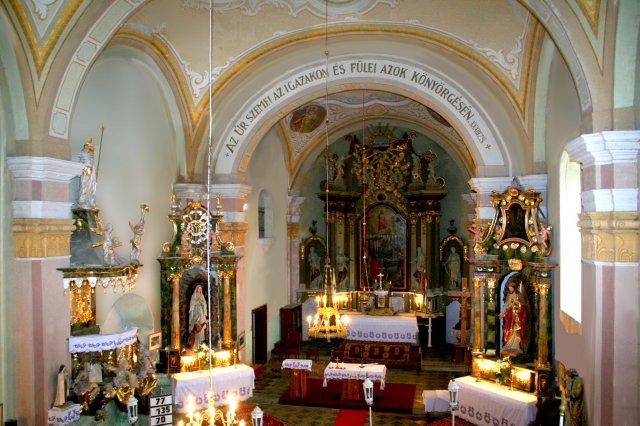 ma is felemelően szép belsővel rendelkező barokk templomot.