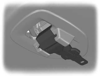 Utasvédelem Második üléssor középső biztonsági öv C-MAX 1 3 2 E129523 E129522 A hátsó középső ülés övének felcsévélő-mechanizmusa a tetőn található. A biztonsági öv bekapcsolásához: 1.