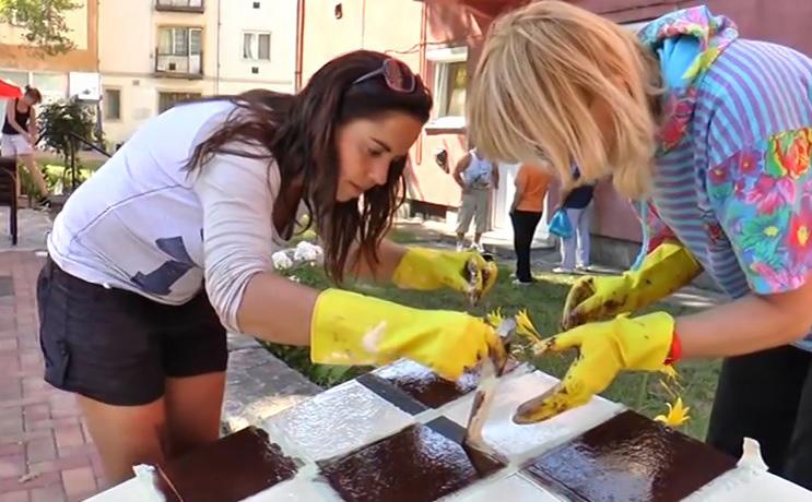 A résztvevők padokat festettek, ötletes virágtartókat és közösségi kiskertet készítettek, majd egy-egy pillangót tűztek fel a