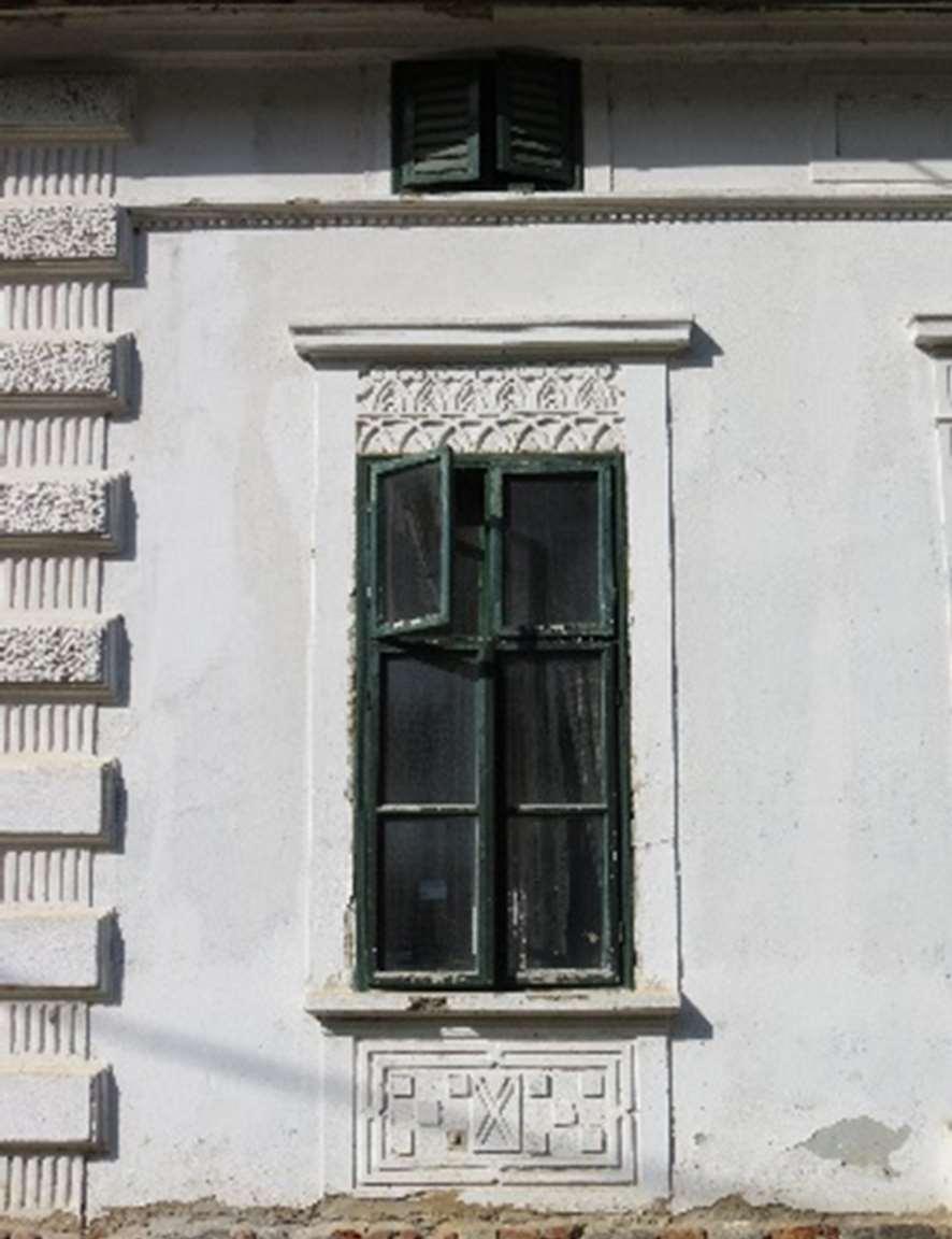 atosztatú ablakait alul-fölül egyszerű mintázatú