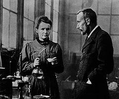 fizikai Nobel-díj (Curie házaspár) Aktivitás SI mértékegysége 1898. Po és Ra felfedezése 1903.