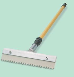 Kézi fogazott gumi simító nyéllel (57) 26 cm széles, komplett 60 cm-es hosszabbító nyéllel, fogazott gumi simítócsík nélkül 20.