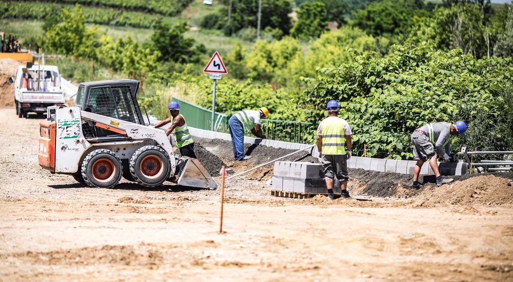 2018-BAN ÁTADNI TERVEZETT ÚTFEJLESZTÉSI PROJEKTEK 1. Eger gyorsforgalmi hálózatba történő bekötése Északi ütem 2. M4 autópálya Berettyóújfalu Nagykereki országhatár közötti szakasz 3.