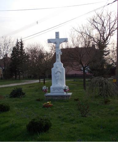 1810-1820 között az ugyancsak a templom előtt álló Mária szobor a gyermek Jézussal, amely a kismartoni kegyszobor másolata. A két világháború 37 ebergőci hősi halottat követelt.