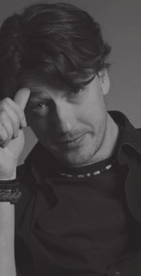 Manuel Sumberac-el elkészítették az Élő képeslapok Pólából című interaktív képeskönyvet, melybe a szöveget Miljenko Jergovic írta. Vibor Juhas was born in 1982 in Pula, Croatia.