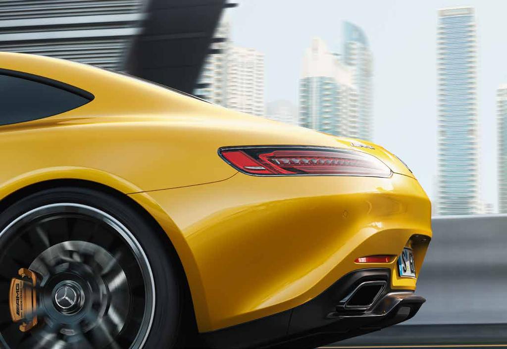 Hosszú motorháztető, erősen hátratolt vezetőfülke, erőteljes far: egy olyan sportautó arányai, amely már ma ikonnak számít: a Mercedes-AMG GT S.