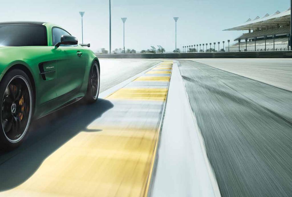 Versenypályára fejlesztettük, de az utcákra gyártjuk. A Mercedes-AMG GT R. Évtizedek óta csak a legjobbakhoz mérjük magunkat az autósport területén.