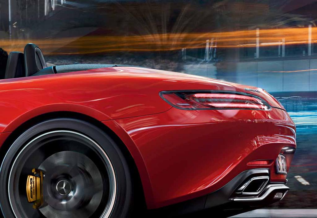 A menetszél a haját borzolja, dobhártyája pattog az örömtől, szíve pedig hevesebben ver. A Mercedes-AMG GT Roadster maga a vezetés tiszta öröme, amelyet minden érzékszervével át fog érezni.