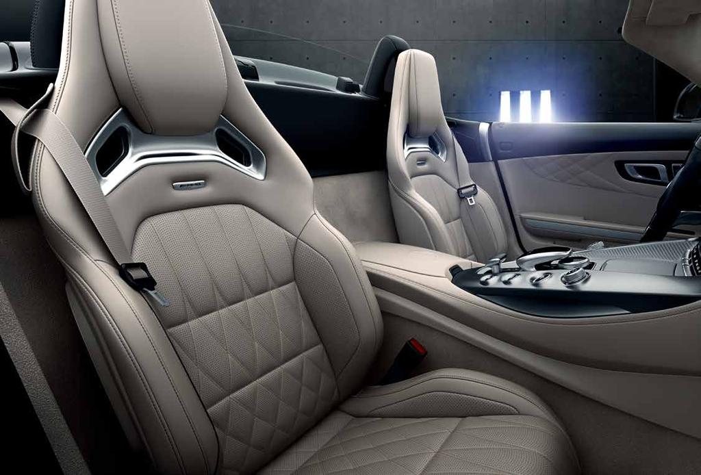 AMG. Testközelből. Válogatott anyagok, elegáns formák, exkluzív színek: egy Mercedes-AMG sportautó utastere nem hagy kívánnivalót maga után.