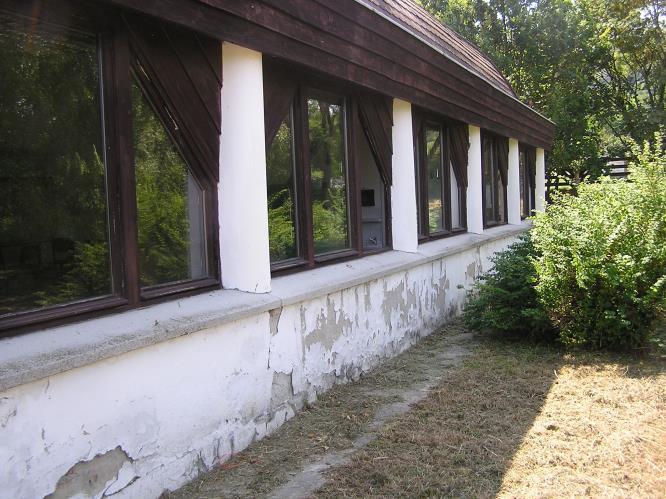 A bontás helyét javasolt kifelé lejtésben lerakott fagyálló beton téglakővel pótolni. Ld. E-2.5 részletrajzot!