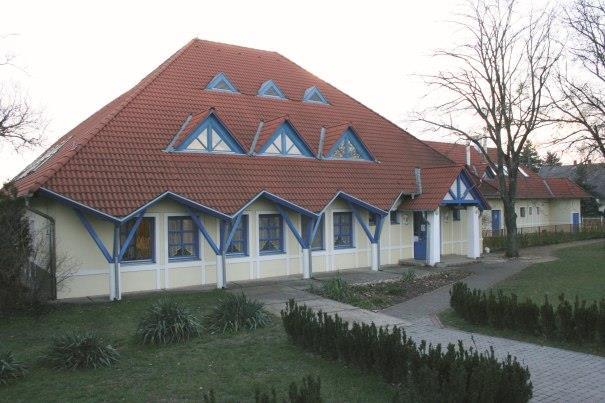 Sorszám Nem, életkor 14-17 év 18-34 év 35-49 év 50-61 év 62 év fölött Összesen 1 Férfi - 3 3 6 3 15 2 Nő - 4 13 5 4 26 3 Összesen - 7 16 11 7 41 A családsegítő szolgáltatást igénybevevők száma 2015.