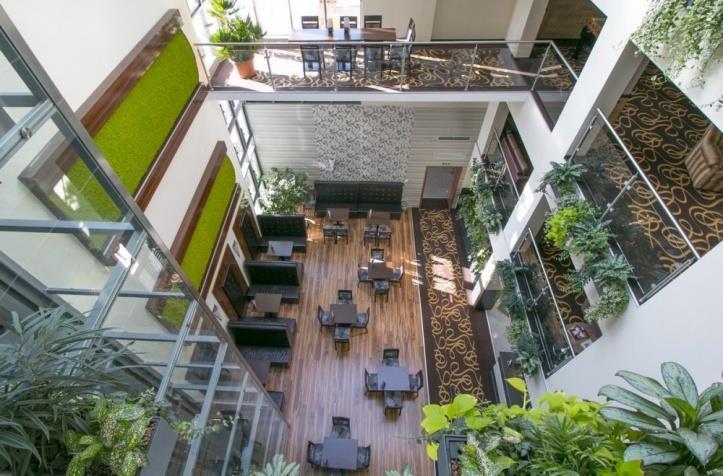 A hotel átlagos dolgozói létszáma 33 fő, a dolgozók lakóhely szerinti megoszlása a következő: 13 fő gyenesdiási, 20 fő bejáró dolgozó közül 4 fő vonyarcvashegyi, 5 fő keszthelyi, 2 fő hévízi, 2 fő
