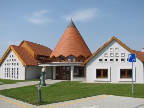 A Kis-Balaton, a Keszthelyi-hegység és a Balaton-felvidék különleges állat- és növényfajtái, természeti látnivalói, túraútvonalai számtalan programot kínálnak.