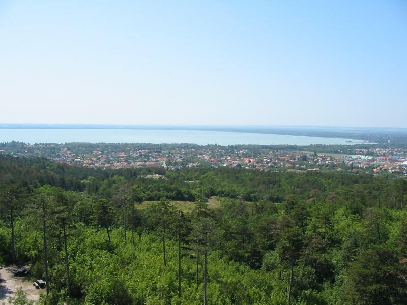 A zalai Balaton-parti Riviéra területek és a Keszthelyi-öböl (Panoráma a Festetics-kilátóból - 2014) Napjainkban, az 1997-ben kialakított Balaton-felvidéki Nemzeti Park Igazgatósághoz, mintegy a