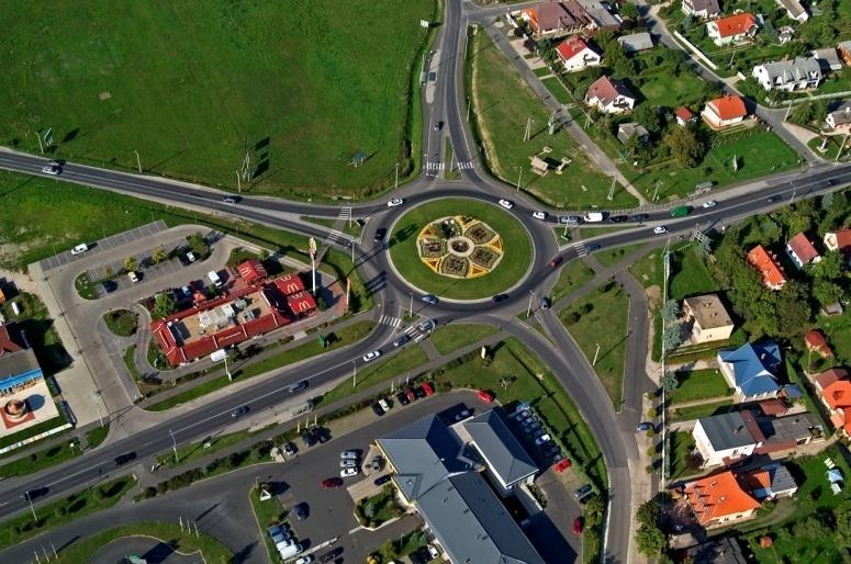kapott. A másik útvonalon Gyenesdiás múltjára utaló szőlőműves, halász, földműves szobrok találhatóak, melyek mentén tovább haladva egy zalai harangláb a végpont.