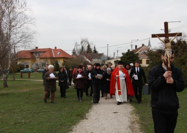 A Diási Búcsú Mária-ünnep 2011-ben újult meg a Csíkszenttamástól ajándékból kapott és a diási kápolna közelében lévő emlékparkban felállított székelykapu avatásakor.