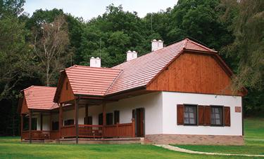 A minősített erdészeti erdei iskola komplex programot nyújt elsősorban általános iskolai csoportok részére, ahol bemutató- és oktatóterem, dendropark, fedett foglalkoztató is van.