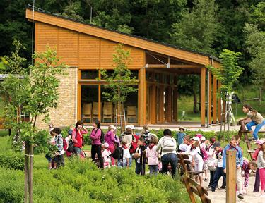915056 Kútbereki Turistaház, Nomád Táborhely ÉS Matracszállás Az Észak-Börzsöny és az Ipoly-völgy találkozásánál lévő turistaház három, külön bejáratú földszinti szobájában összesen 20, a két