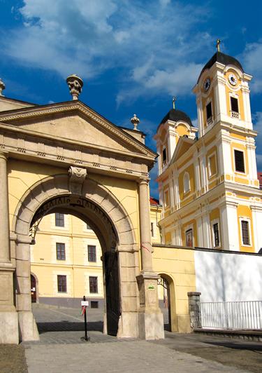 A Rendet 1786ban feloszlatták, a kolostorépület a kincstár tulajdonába került.