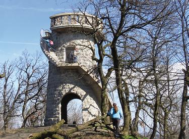 A Bányásztemplom mellett, a plébánia és a régi katolikus iskola szomszédságában, egy 17. századi épületben található.