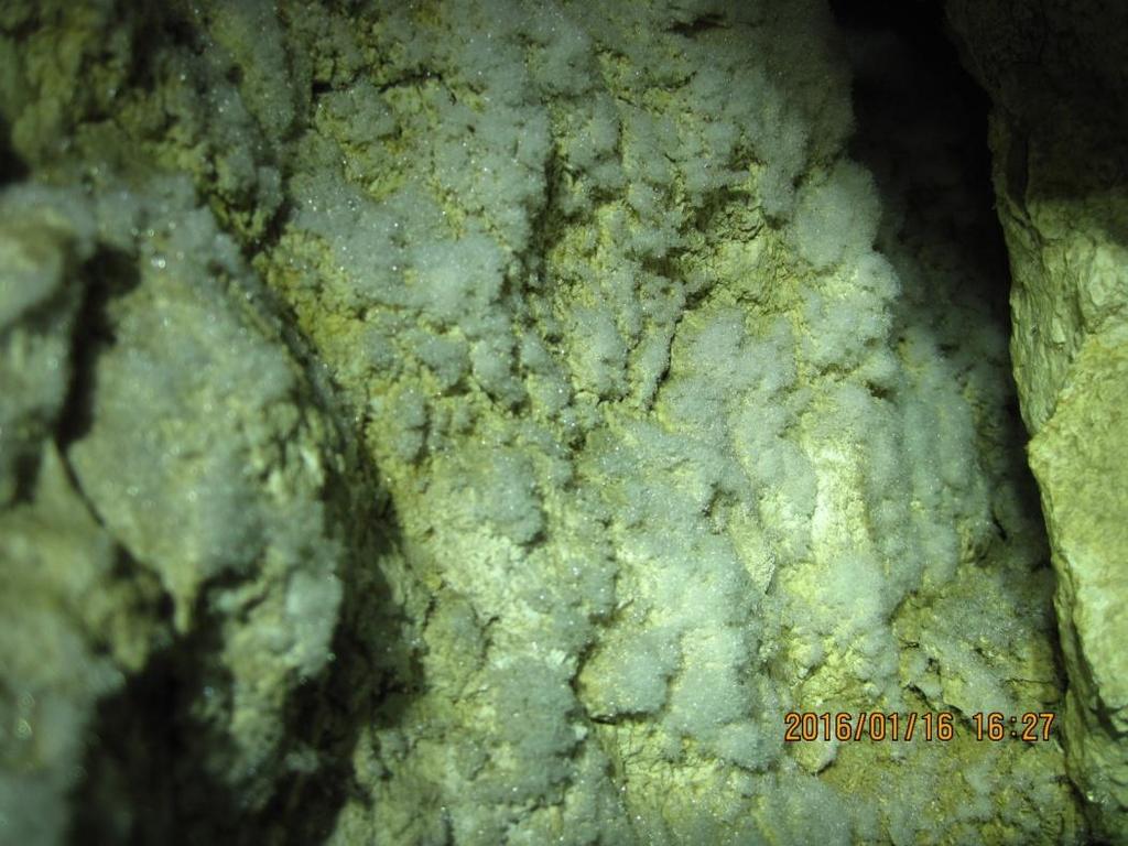 A feltárás irányának megerősítésére 2 alkalommal (téli légkörzés mellett és átmeneti időszakban) légfestést végeztünk a barlangban, melyet finomszemcsés