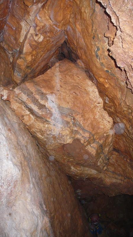 Ajándék-barlang 4840-83 2009-es évben mintegy 150 méter új részt fedezett fel az Ajándék-barlangban.
